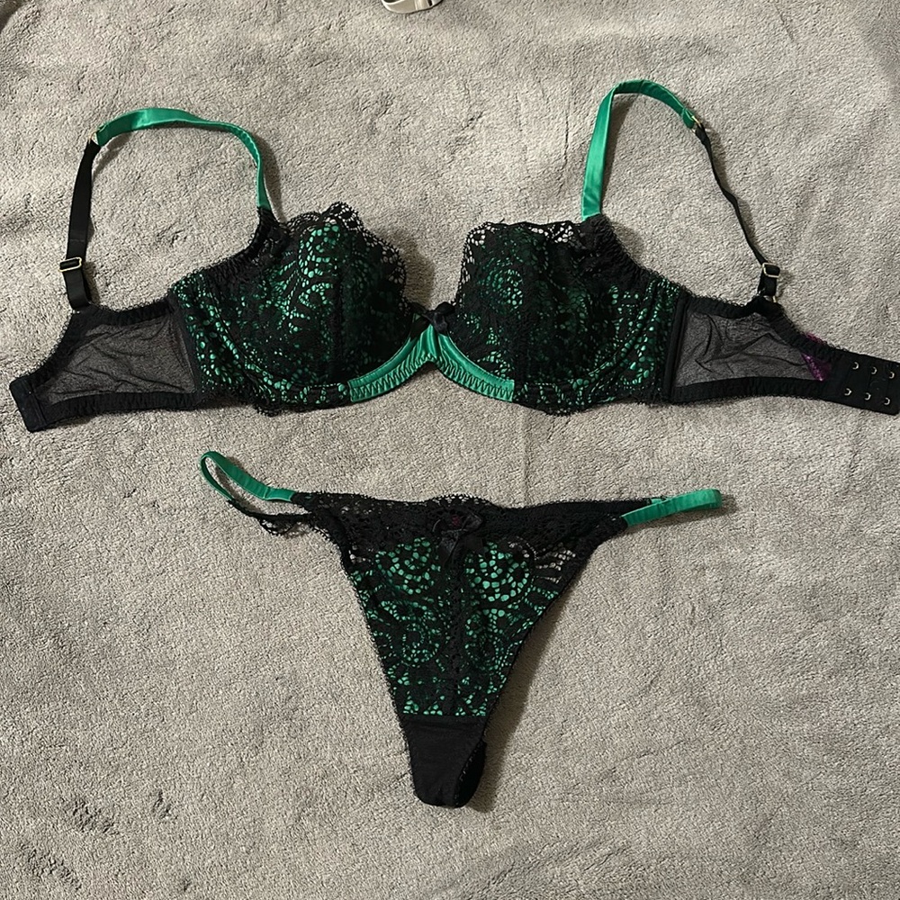 L’AGENT Brigit black and green lace lingerie set